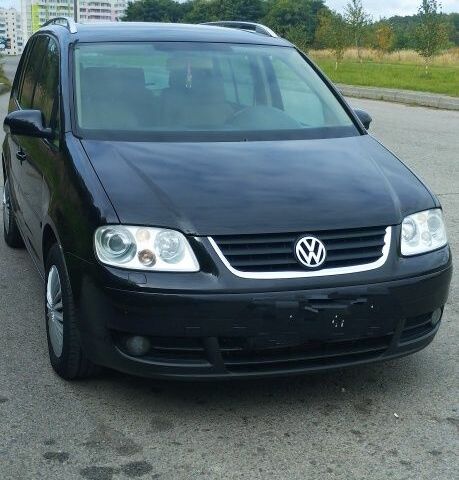 Черный Фольксваген Туран, объемом двигателя 2 л и пробегом 400 тыс. км за 3300 $, фото 1 на Automoto.ua