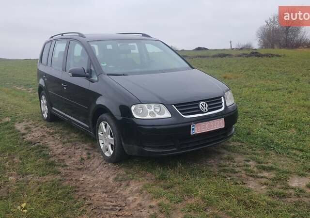 Черный Фольксваген Туран, объемом двигателя 1.6 л и пробегом 200 тыс. км за 5500 $, фото 1 на Automoto.ua