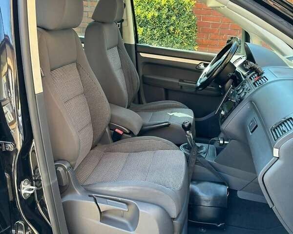 Черный Фольксваген Туран, объемом двигателя 1.97 л и пробегом 300 тыс. км за 5900 $, фото 1 на Automoto.ua