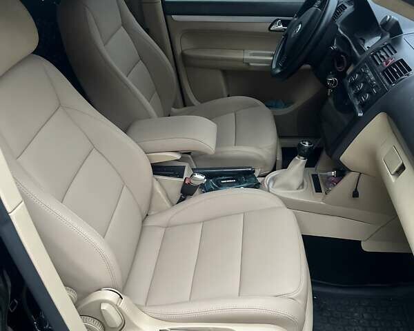 Черный Фольксваген Туран, объемом двигателя 1.97 л и пробегом 360 тыс. км за 7200 $, фото 1 на Automoto.ua