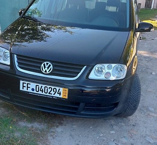 Черный Фольксваген Туран, объемом двигателя 1.6 л и пробегом 238 тыс. км за 5900 $, фото 1 на Automoto.ua