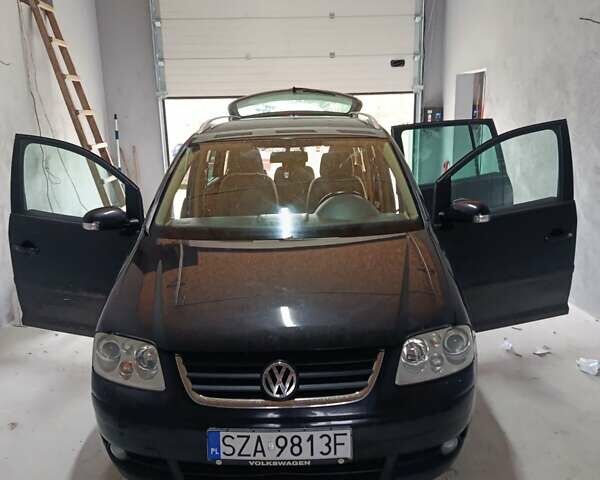 Черный Фольксваген Туран, объемом двигателя 1.9 л и пробегом 400 тыс. км за 4000 $, фото 1 на Automoto.ua