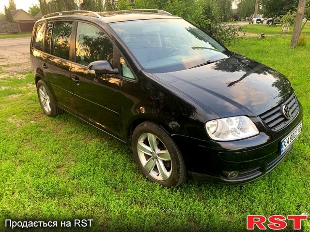 Черный Фольксваген Туран, объемом двигателя 2 л и пробегом 300 тыс. км за 4900 $, фото 1 на Automoto.ua