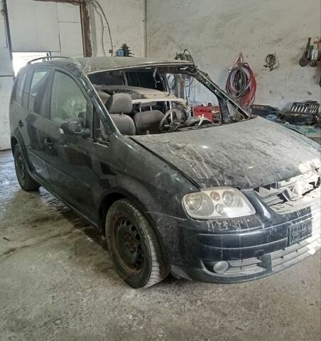 Черный Фольксваген Туран, объемом двигателя 2 л и пробегом 300 тыс. км за 2750 $, фото 1 на Automoto.ua