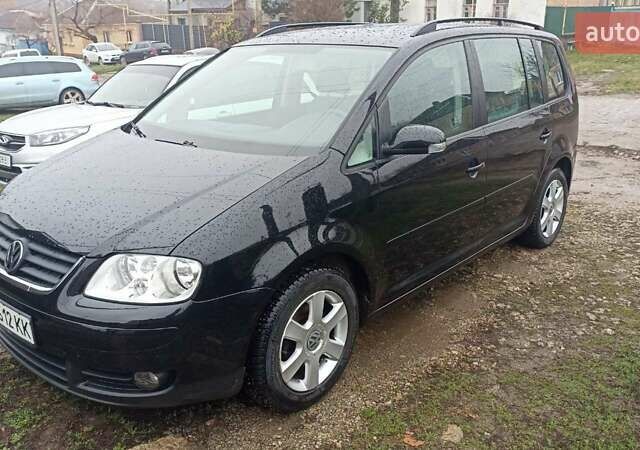 Черный Фольксваген Туран, объемом двигателя 1.6 л и пробегом 280 тыс. км за 5300 $, фото 1 на Automoto.ua