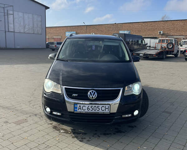 Черный Фольксваген Туран, объемом двигателя 1.9 л и пробегом 343 тыс. км за 7000 $, фото 1 на Automoto.ua