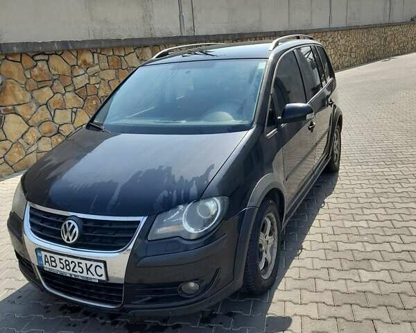 Черный Фольксваген Туран, объемом двигателя 1.4 л и пробегом 300 тыс. км за 7100 $, фото 1 на Automoto.ua