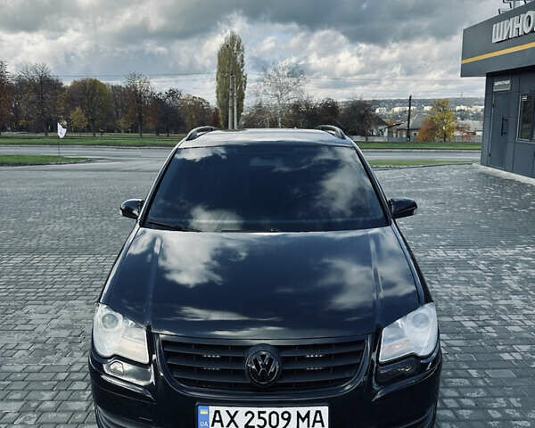 Черный Фольксваген Туран, объемом двигателя 1.39 л и пробегом 242 тыс. км за 7500 $, фото 1 на Automoto.ua