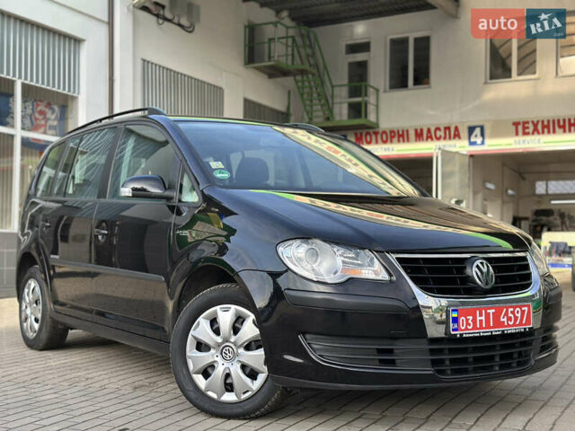 Черный Фольксваген Туран, объемом двигателя 1.6 л и пробегом 230 тыс. км за 7400 $, фото 1 на Automoto.ua