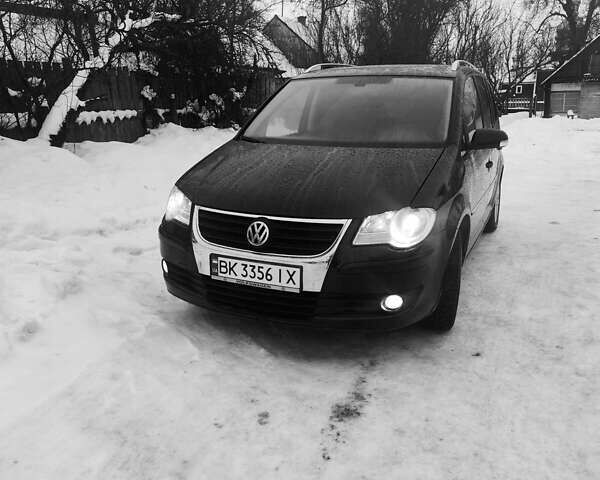 Черный Фольксваген Туран, объемом двигателя 2 л и пробегом 324 тыс. км за 8000 $, фото 1 на Automoto.ua