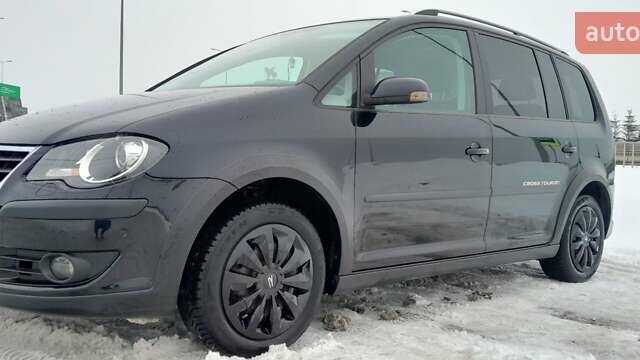 Черный Фольксваген Туран, объемом двигателя 1.6 л и пробегом 193 тыс. км за 7990 $, фото 1 на Automoto.ua