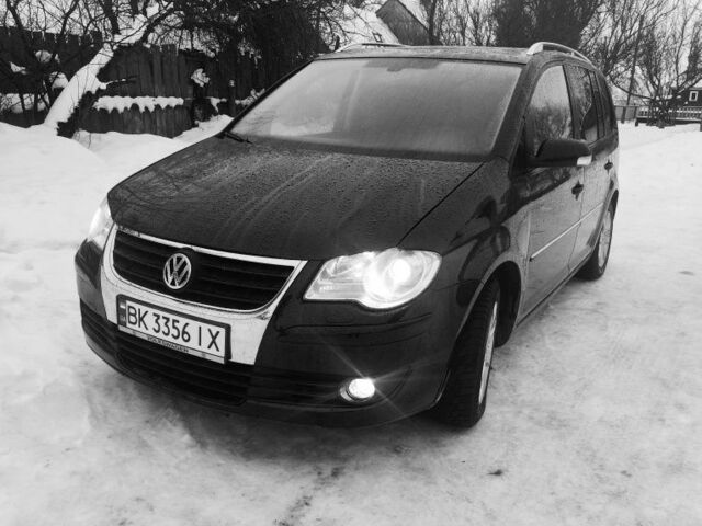 Черный Фольксваген Туран, объемом двигателя 2 л и пробегом 329 тыс. км за 8000 $, фото 1 на Automoto.ua