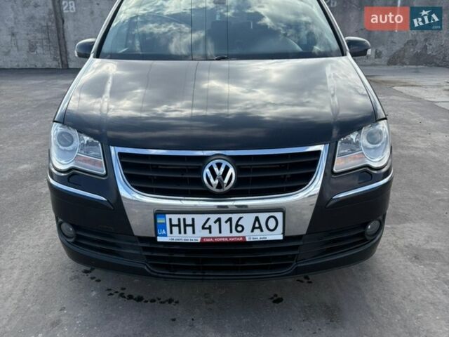 Черный Фольксваген Туран, объемом двигателя 2 л и пробегом 351 тыс. км за 7200 $, фото 1 на Automoto.ua
