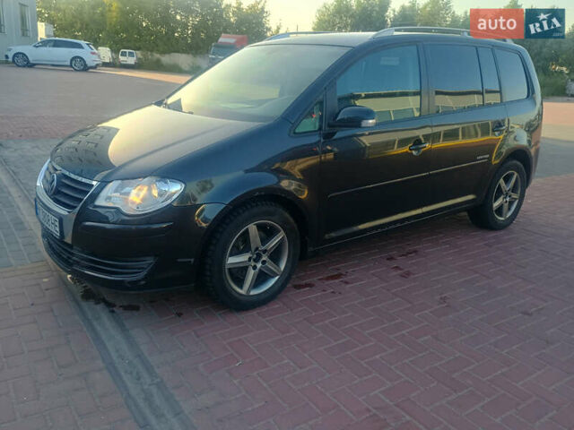 Черный Фольксваген Туран, объемом двигателя 2 л и пробегом 290 тыс. км за 6500 $, фото 1 на Automoto.ua