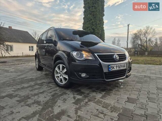 Черный Фольксваген Туран, объемом двигателя 1.97 л и пробегом 270 тыс. км за 7500 $, фото 1 на Automoto.ua