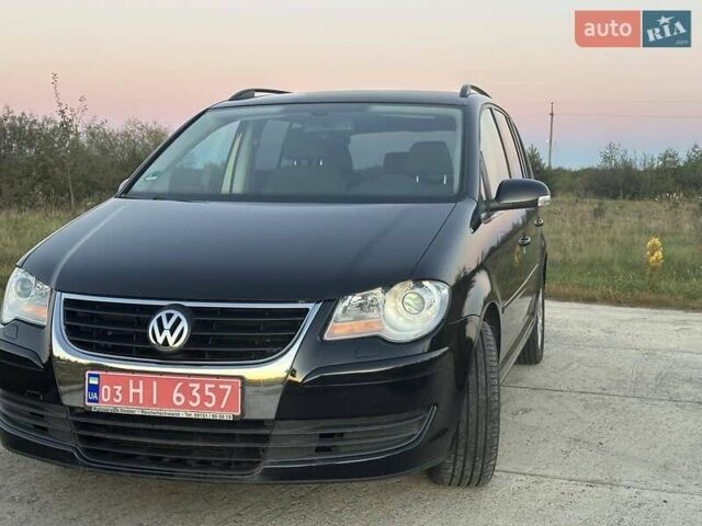 Черный Фольксваген Туран, объемом двигателя 1.6 л и пробегом 220 тыс. км за 7650 $, фото 1 на Automoto.ua