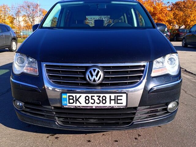 Черный Фольксваген Туран, объемом двигателя 1.4 л и пробегом 291 тыс. км за 6050 $, фото 1 на Automoto.ua