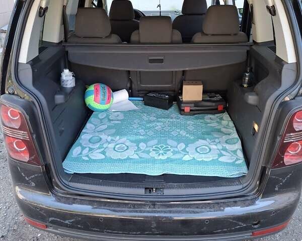 Черный Фольксваген Туран, объемом двигателя 1.98 л и пробегом 296 тыс. км за 7800 $, фото 1 на Automoto.ua