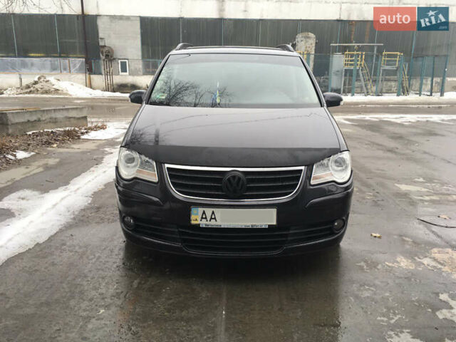 Черный Фольксваген Туран, объемом двигателя 1.9 л и пробегом 435 тыс. км за 6500 $, фото 1 на Automoto.ua