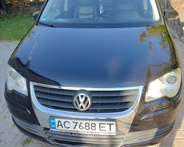 Черный Фольксваген Туран, объемом двигателя 1.98 л и пробегом 239 тыс. км за 7500 $, фото 1 на Automoto.ua
