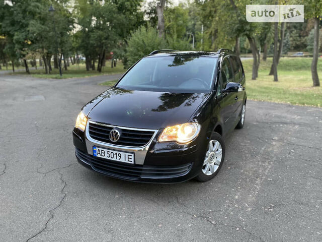 Черный Фольксваген Туран, объемом двигателя 1.6 л и пробегом 261 тыс. км за 7100 $, фото 1 на Automoto.ua
