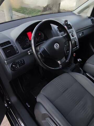 Черный Фольксваген Туран, объемом двигателя 1.4 л и пробегом 145 тыс. км за 8500 $, фото 1 на Automoto.ua