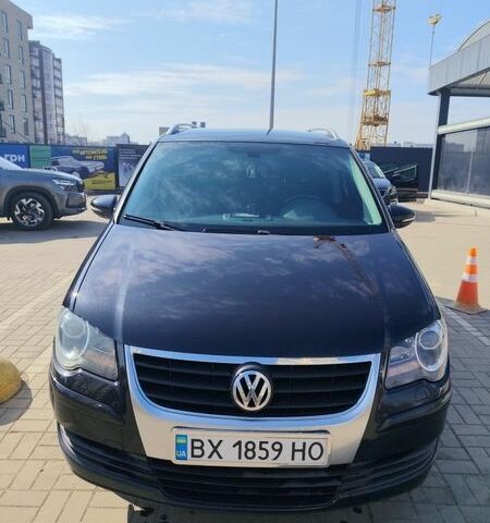 Черный Фольксваген Туран, объемом двигателя 1.9 л и пробегом 350 тыс. км за 8200 $, фото 1 на Automoto.ua
