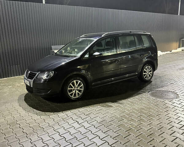 Черный Фольксваген Туран, объемом двигателя 1.9 л и пробегом 246 тыс. км за 5900 $, фото 1 на Automoto.ua