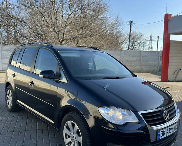 Черный Фольксваген Туран, объемом двигателя 1.9 л и пробегом 353 тыс. км за 6699 $, фото 1 на Automoto.ua