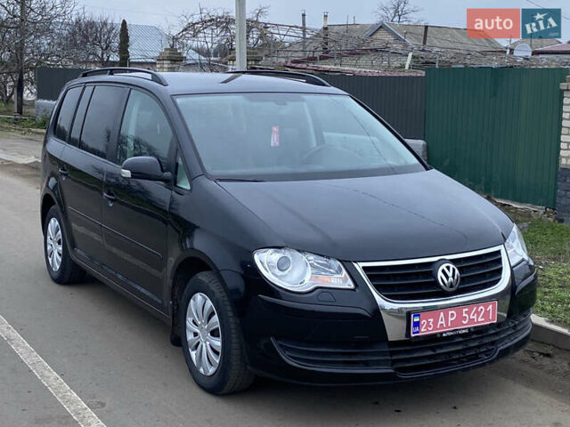 Черный Фольксваген Туран, объемом двигателя 1.6 л и пробегом 189 тыс. км за 7400 $, фото 1 на Automoto.ua