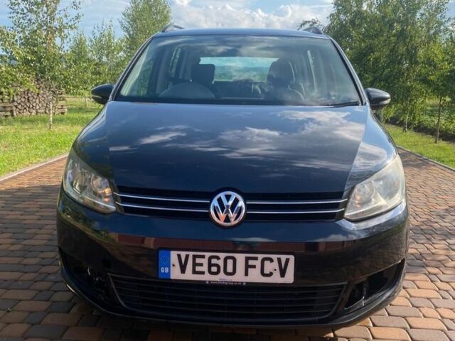 Черный Фольксваген Туран, объемом двигателя 1.6 л и пробегом 300 тыс. км за 4196 $, фото 1 на Automoto.ua