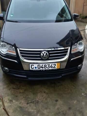 Черный Фольксваген Туран, объемом двигателя 1.9 л и пробегом 180 тыс. км за 11669 $, фото 1 на Automoto.ua