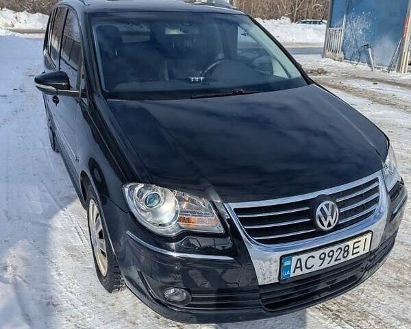 Черный Фольксваген Туран, объемом двигателя 2 л и пробегом 236 тыс. км за 9800 $, фото 1 на Automoto.ua