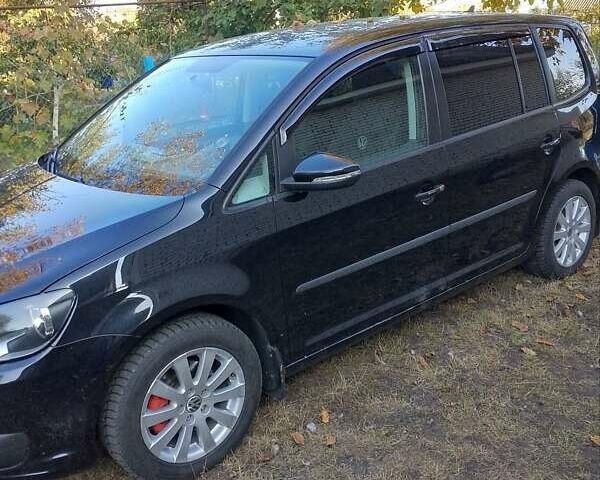 Черный Фольксваген Туран, объемом двигателя 1.6 л и пробегом 200 тыс. км за 10500 $, фото 1 на Automoto.ua