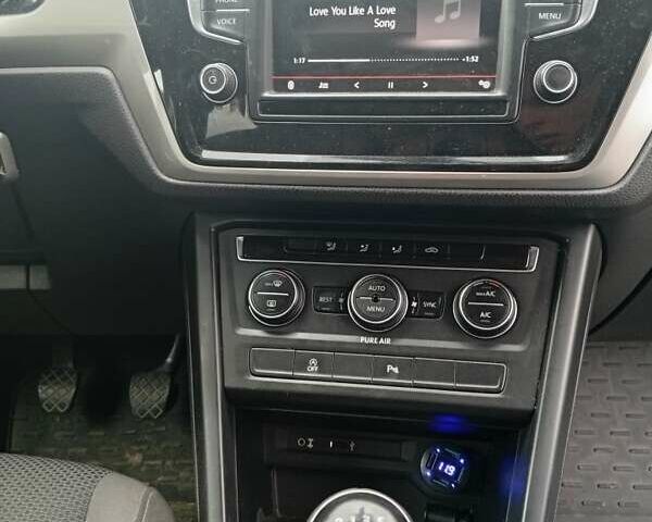 Черный Фольксваген Туран, объемом двигателя 1.6 л и пробегом 230 тыс. км за 15000 $, фото 1 на Automoto.ua