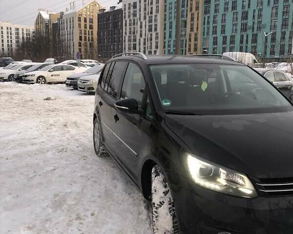 Черный Фольксваген Туран, объемом двигателя 1.97 л и пробегом 230 тыс. км за 13500 $, фото 1 на Automoto.ua