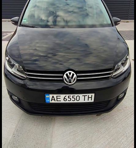 Черный Фольксваген Туран, объемом двигателя 1.6 л и пробегом 207 тыс. км за 12000 $, фото 1 на Automoto.ua