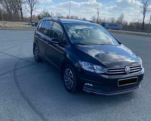 Черный Фольксваген Туран, объемом двигателя 1.97 л и пробегом 241 тыс. км за 17800 $, фото 1 на Automoto.ua