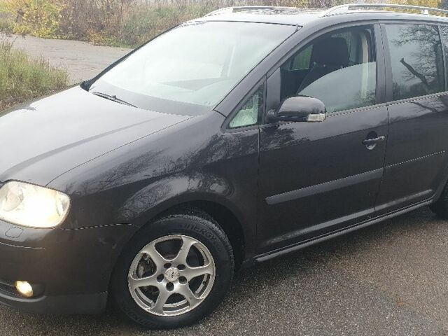 Черный Фольксваген Туран, объемом двигателя 1.9 л и пробегом 333 тыс. км за 3300 $, фото 1 на Automoto.ua