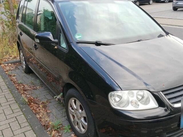 Черный Фольксваген Туран, объемом двигателя 1.6 л и пробегом 200 тыс. км за 4850 $, фото 1 на Automoto.ua