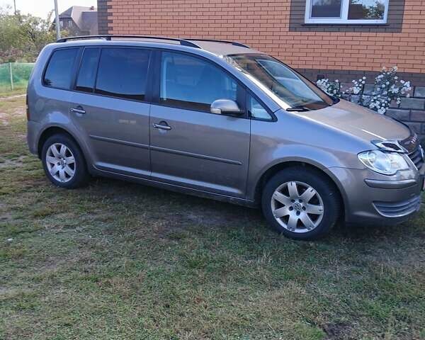 Коричневый Фольксваген Туран, объемом двигателя 1.98 л и пробегом 265 тыс. км за 8500 $, фото 1 на Automoto.ua