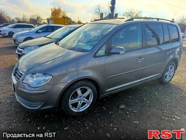 Коричневый Фольксваген Туран, объемом двигателя 1.6 л и пробегом 200 тыс. км за 7800 $, фото 1 на Automoto.ua