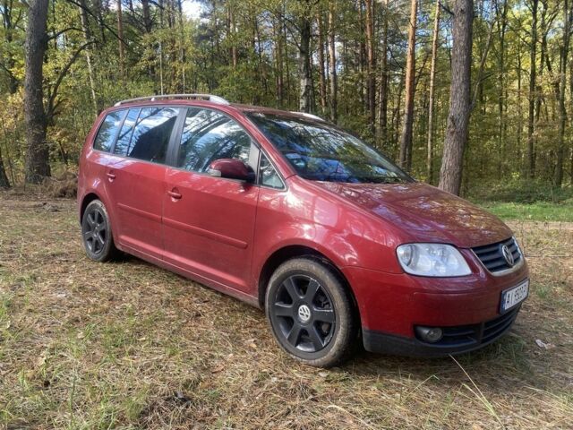 Красный Фольксваген Туран, объемом двигателя 2 л и пробегом 355 тыс. км за 4800 $, фото 1 на Automoto.ua