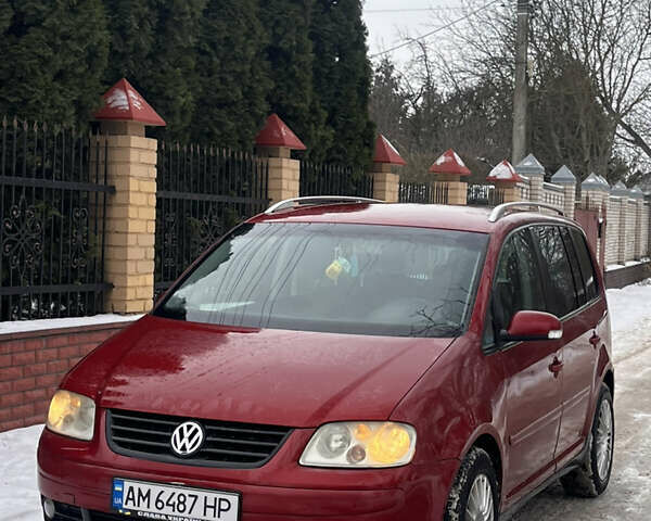 Красный Фольксваген Туран, объемом двигателя 1.97 л и пробегом 388 тыс. км за 4300 $, фото 1 на Automoto.ua