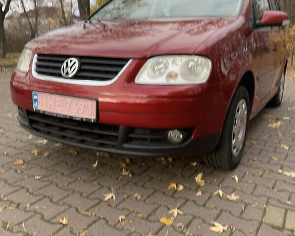 Красный Фольксваген Туран, объемом двигателя 1.6 л и пробегом 248 тыс. км за 5600 $, фото 1 на Automoto.ua