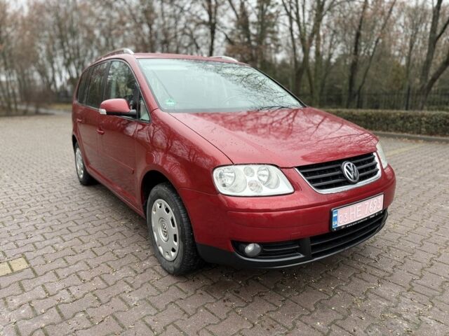 Красный Фольксваген Туран, объемом двигателя 1.6 л и пробегом 245 тыс. км за 4999 $, фото 1 на Automoto.ua