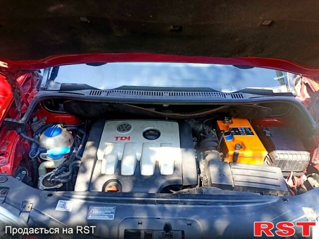 Красный Фольксваген Туран, объемом двигателя 2 л и пробегом 300 тыс. км за 6000 $, фото 1 на Automoto.ua