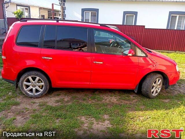 Красный Фольксваген Туран, объемом двигателя 1.4 л и пробегом 206 тыс. км за 5500 $, фото 1 на Automoto.ua