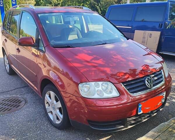 Красный Фольксваген Туран, объемом двигателя 2 л и пробегом 220 тыс. км за 5576 $, фото 1 на Automoto.ua