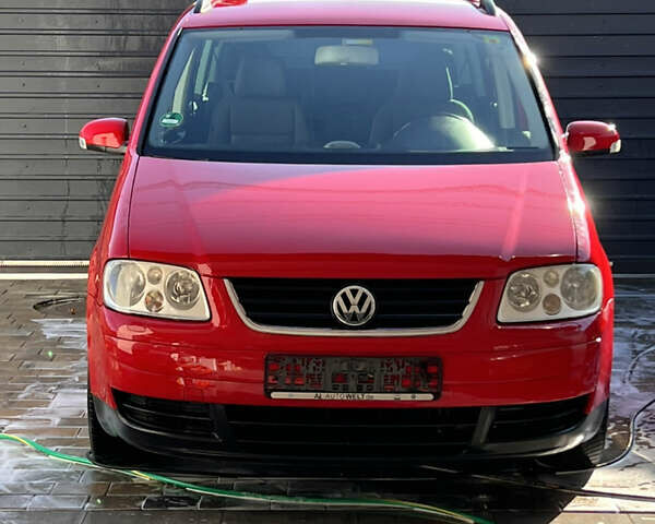 Красный Фольксваген Туран, объемом двигателя 1.6 л и пробегом 250 тыс. км за 5690 $, фото 1 на Automoto.ua